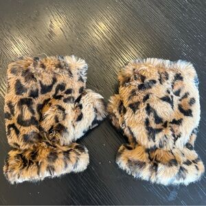 Apparis Kids Faux Fur Leopard Mittens in Tan and Black